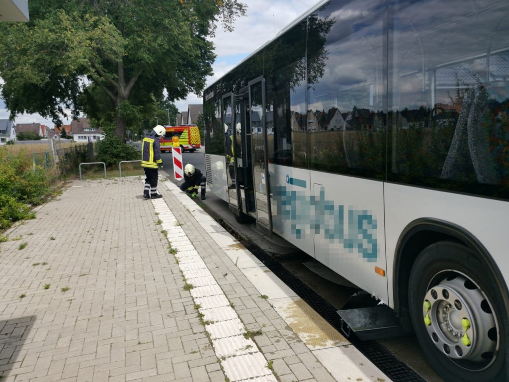 Feuerwehr Lehrte - 20200729 Auslaufende Betriebsstoffe Linienbus