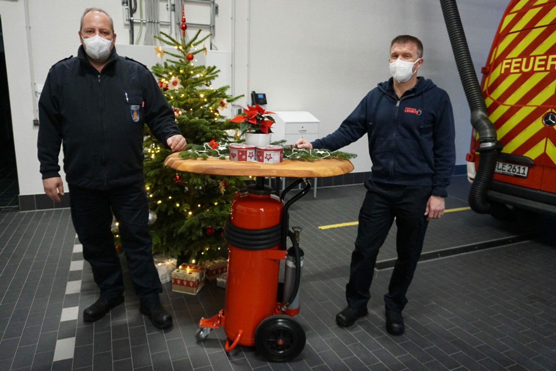 Feuerwehr Lehrte - 20201128 Uebergabe Stehtisch scaled
