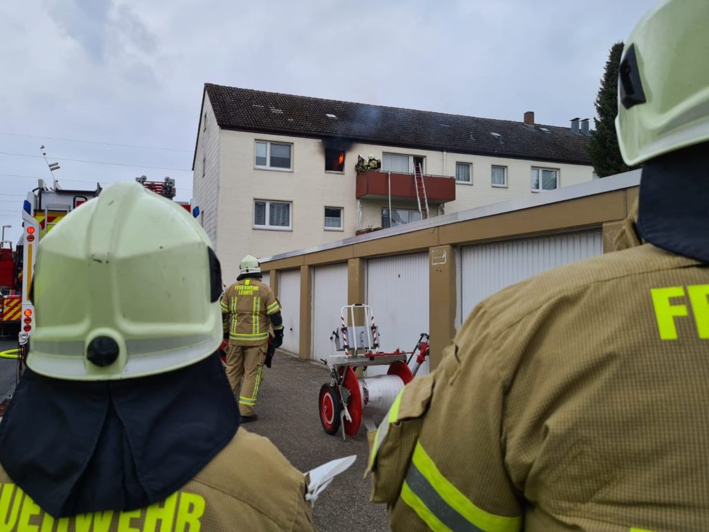 Feuerwehr Lehrte - 20210418 b2 Kuechenbrand