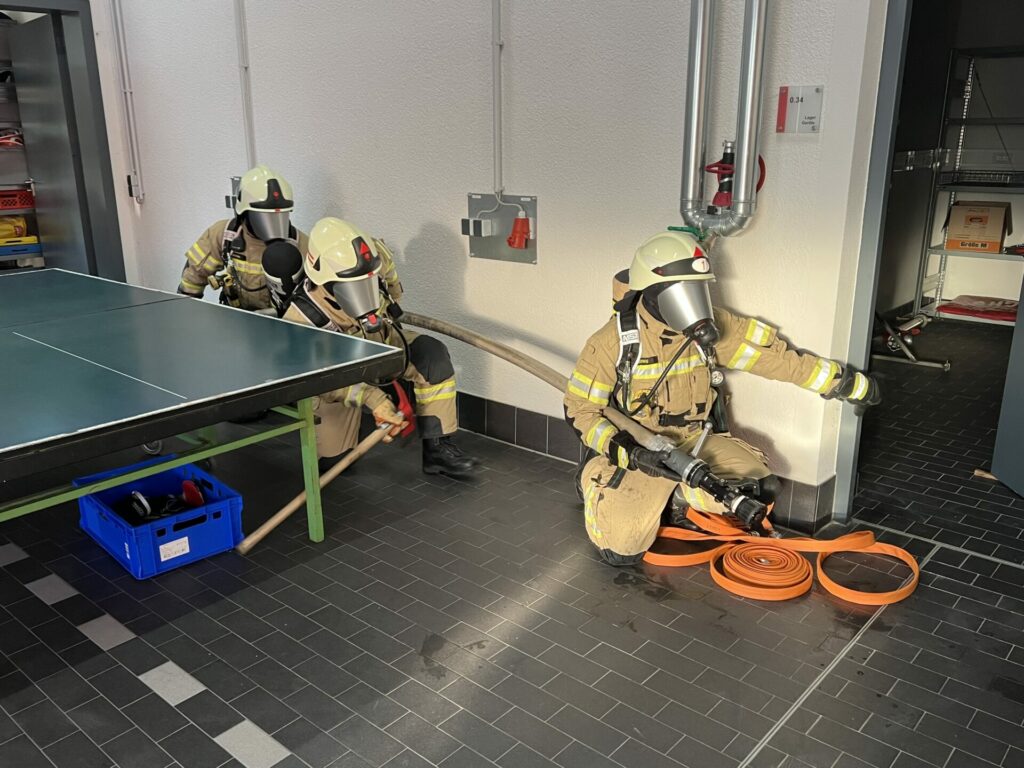 Atemschutzgeräteträger bei der Ausbildung