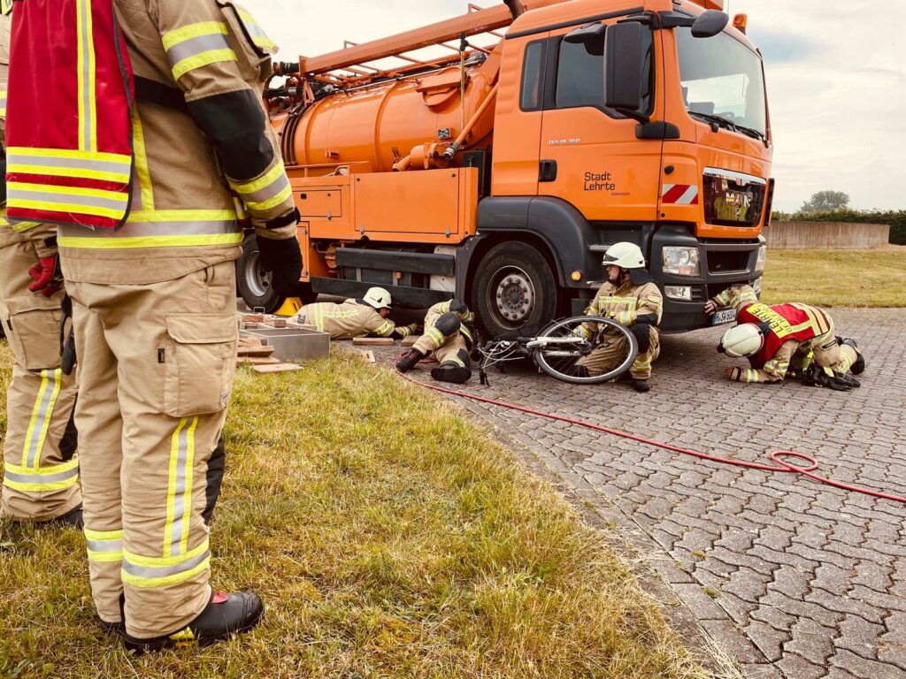 Feuerwehr Lehrte - 20240530 th abbiegeunfall 3