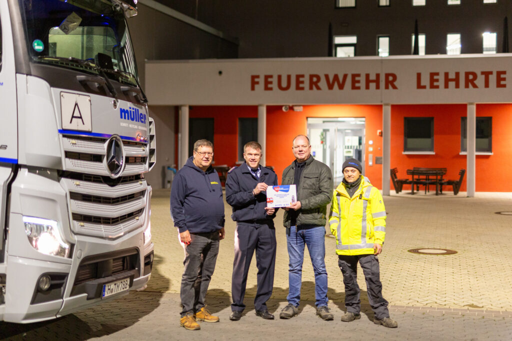 Feuerwehr Lehrte - 20241204 Spenuebergabe 6082