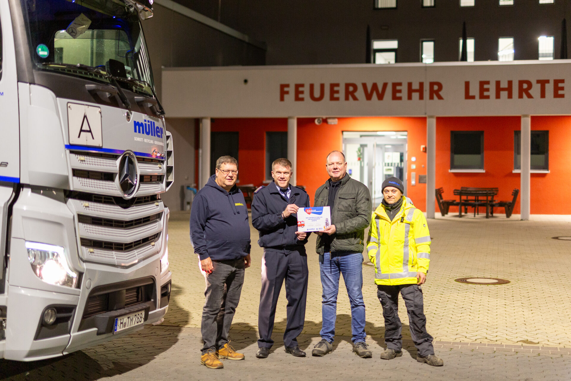 Feuerwehr Lehrte - 20241204 Spenuebergabe 6082