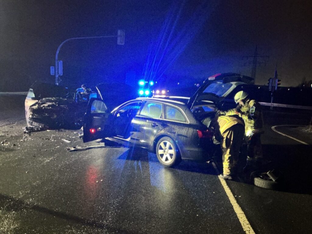 Feuerwehr Lehrte - 20260221 h Lehrte VU PKW Betriebsstoffe
