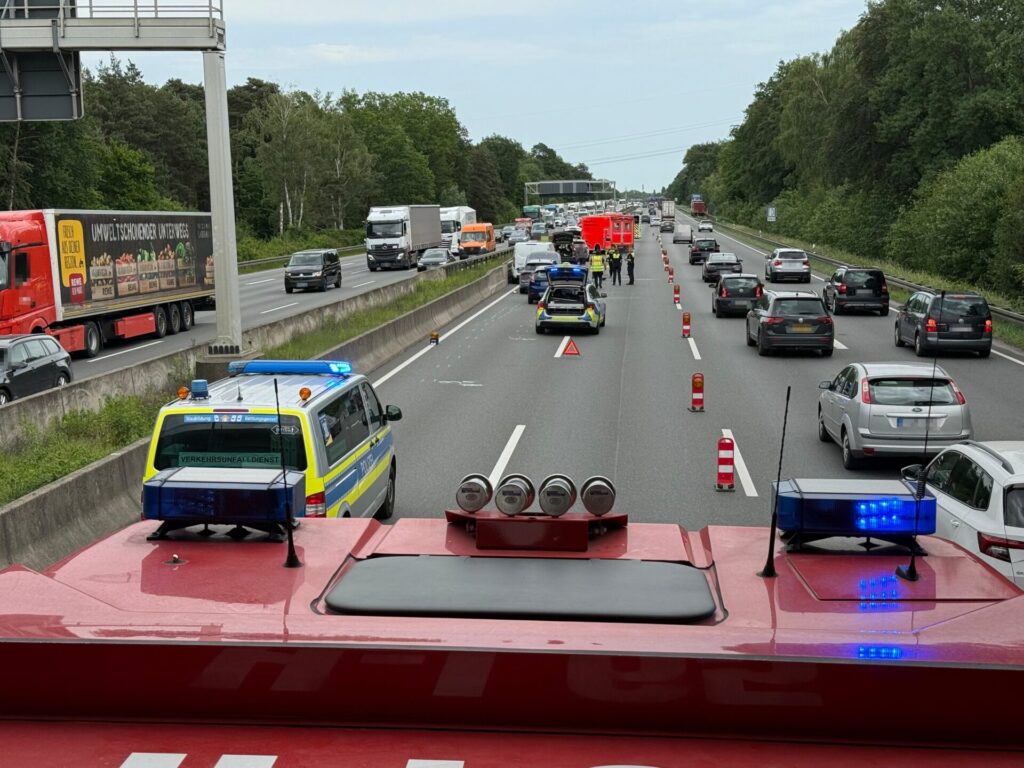 Feuerwehr Lehrte - 20260529 hm1 bab2 verkehrsunfall 1