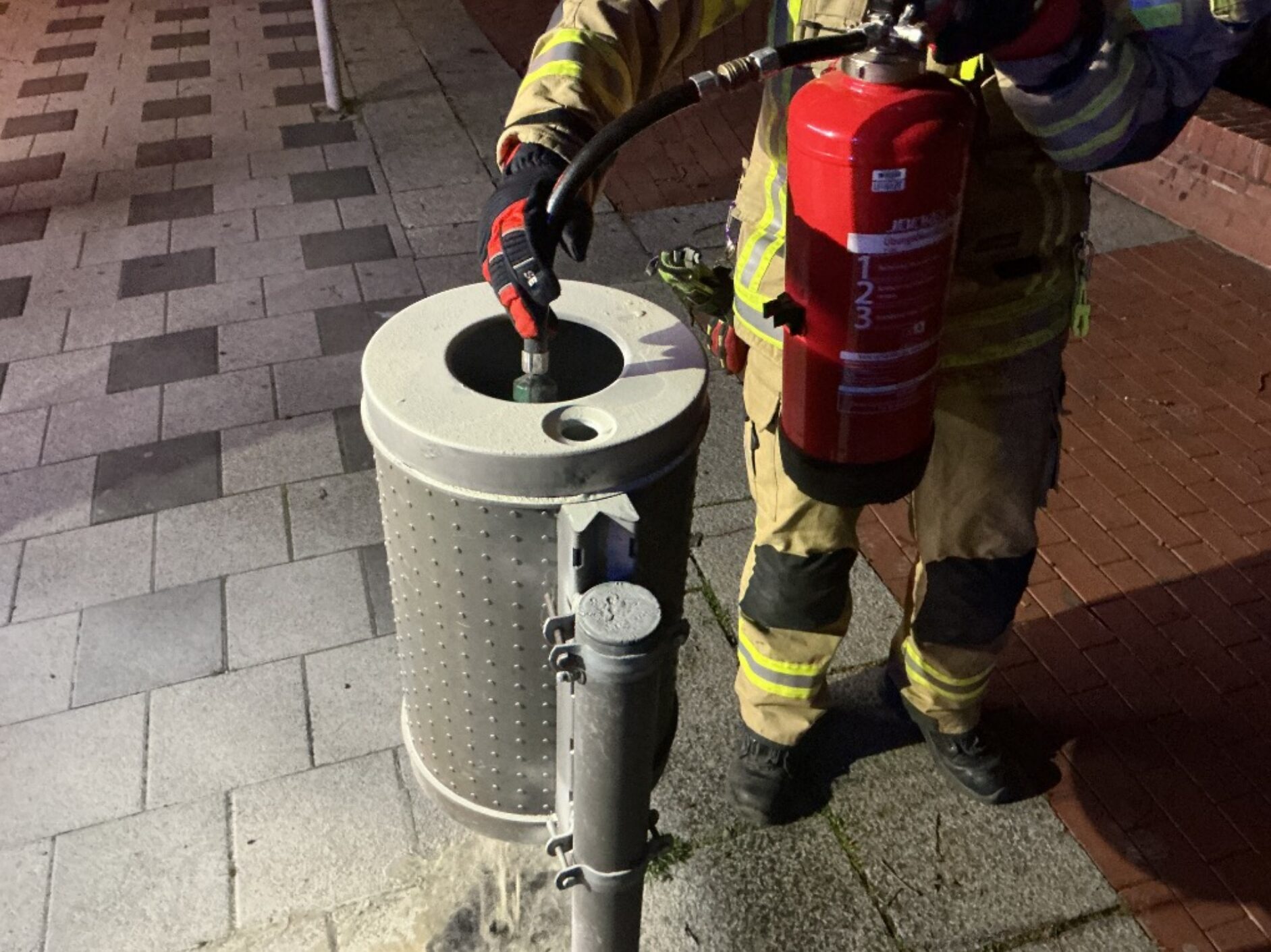 Feuerwehr Lehrte - 20260615 b lehrte papierkorbbrand